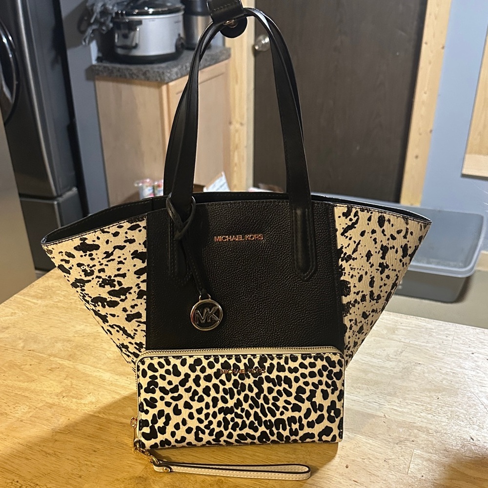 Price drop! Michael Kors Black and Cream Tote Bag and wallet , never used it :)